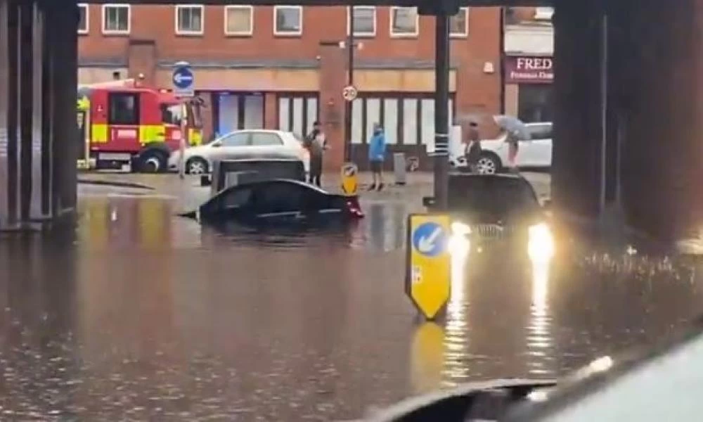 Βρετανία: Απίστευτη θεομηνία στο Λονδίνο - ''Βούλιαξαν'' οι δρόμοι